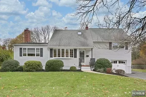 2 Crescent Ave, Waldwick, NJ 07463