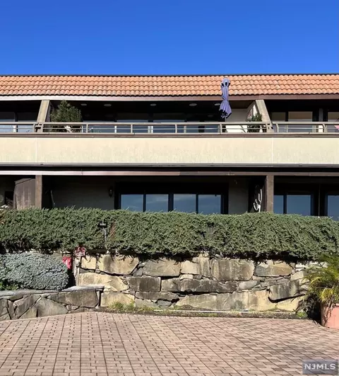 300 Gorge Rd #48, Cliffside Park, NJ 07010