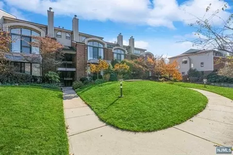 10 Sinclair Ct, Teaneck, NJ 07666