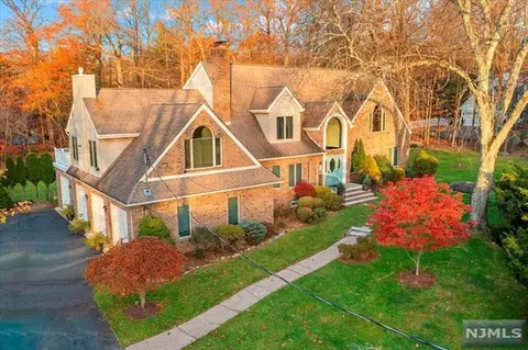 61 Hidden Glen Rd, Saddle River, NJ 07458