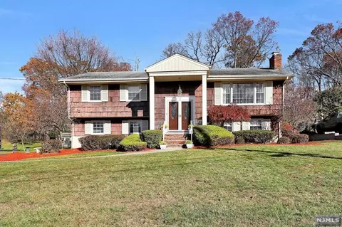 71 W Sheffield St, Oakland, NJ 07436
