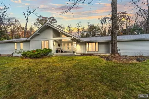 915 Huron Rd, Franklin Lakes, NJ 07417