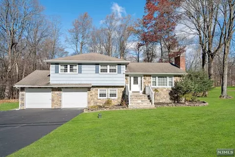 19 Weiss Rd, Saddle River, NJ 07458