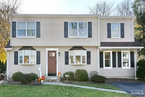 2 Cathy Ln, Waldwick, NJ 07463