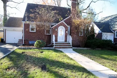 54 Golf Ct, Teaneck, NJ 07666