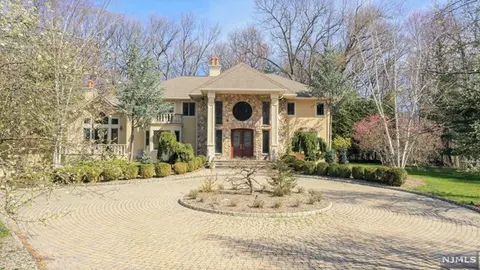 21 Christopher Pl, Saddle River, NJ 07458