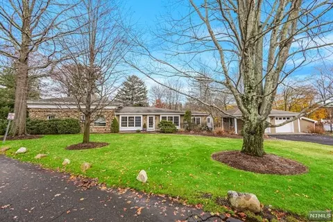 10 Lakeside Dr, Ramsey, NJ 07446