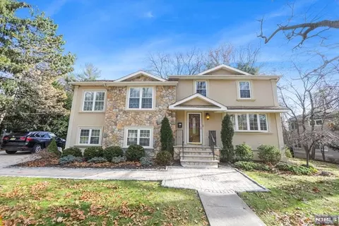 82 N Spruce St, Ramsey, NJ 07446