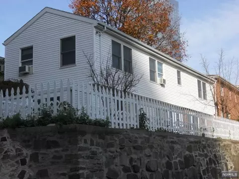 1639 Kaufer Ln, Fort Lee, NJ 07024