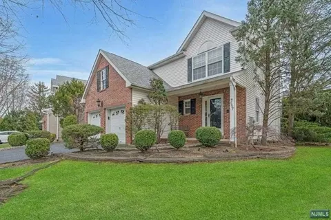 657 Seagull Dr, Paramus, NJ 07652