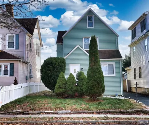 15 Niagara St, Dumont, NJ 07628