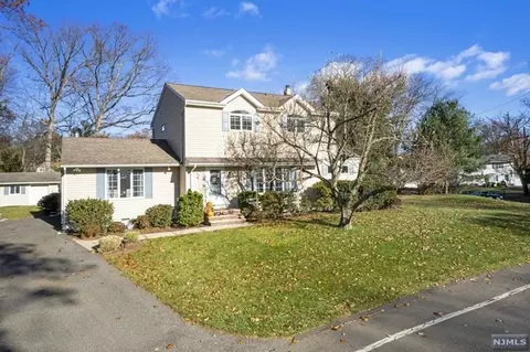4 Stevens Pl, Oakland, NJ 07436