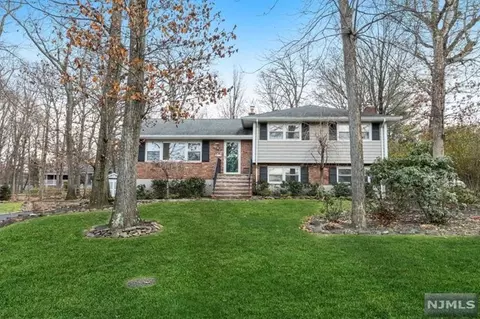 32 Hamilton Dr E, North Caldwell, NJ 07006