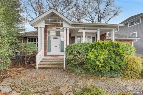 21 Westminster Ave, Bergenfield, NJ 07621