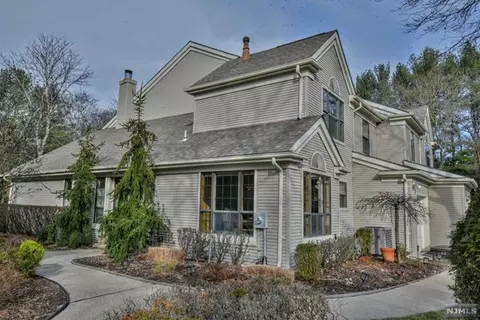 146 Moramarco Ct, Mahwah, NJ 07430