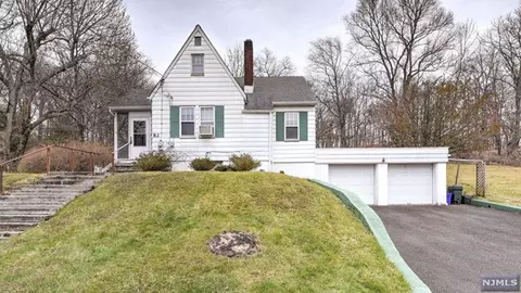 82 Bullens Ave, Wayne, NJ 07470