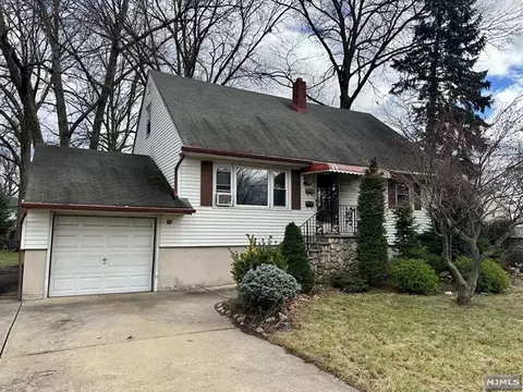 8 Hegner Ct, South Hackensack, NJ 07606