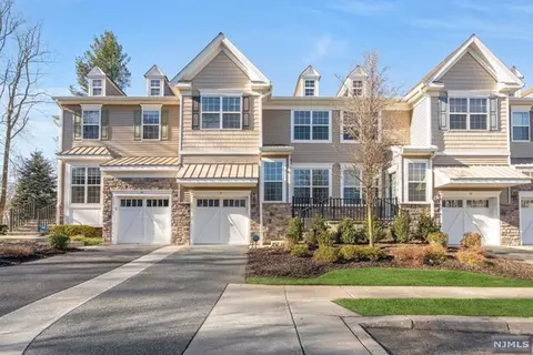 30 Pineview Dr, Waldwick, NJ 07463