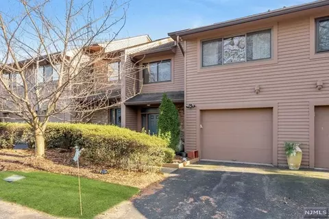 15 Danbury Ct, Township Of Washington, NJ 07676