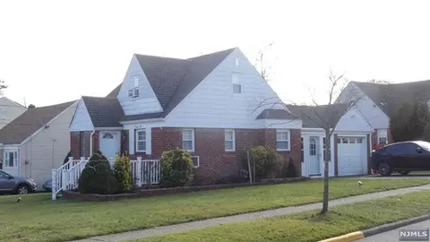 22 White Oak Dr, Lodi, NJ 07644