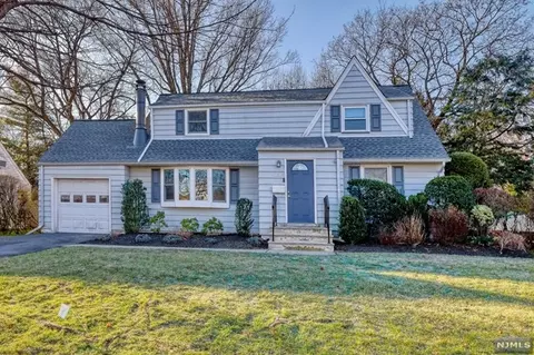 36-06 Northern Dr, Fair Lawn, NJ 07410