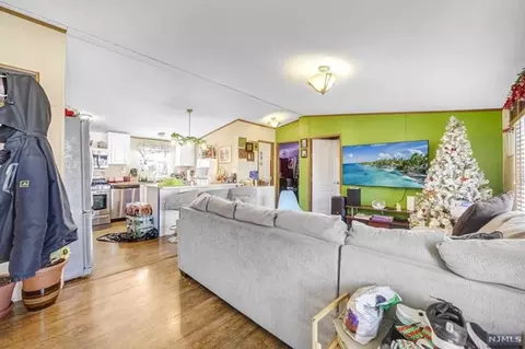 14 W 5th St, Moonachie, NJ 07074