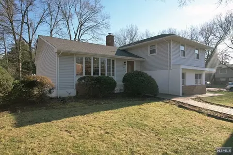324 Knickerbocker Rd, Cresskill, NJ 07626