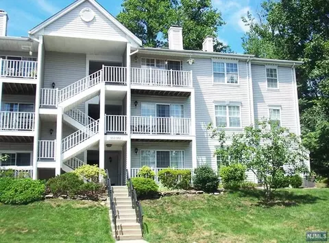 956 Juniper Way, Mahwah, NJ 07430