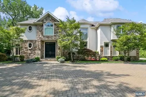 134 Essex Dr, Tenafly, NJ 07670