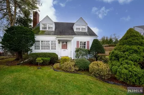 320 Abbey Ct, Ridgewood, NJ 07450