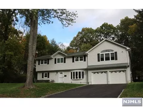 36 Loyola Pl, Oakland, NJ 07436