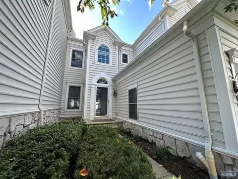 9 Yorktown Ln, Totowa, NJ 07512