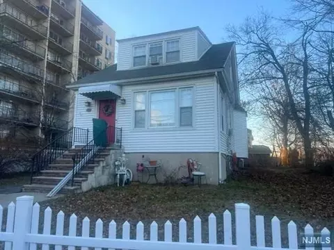 2337 5th St, Fort Lee, NJ 07024