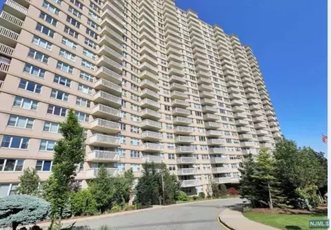 555 North Ave #2E, Fort Lee, NJ 07024