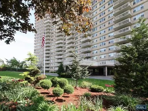 555 North Ave #19-A, Fort Lee, NJ 07024
