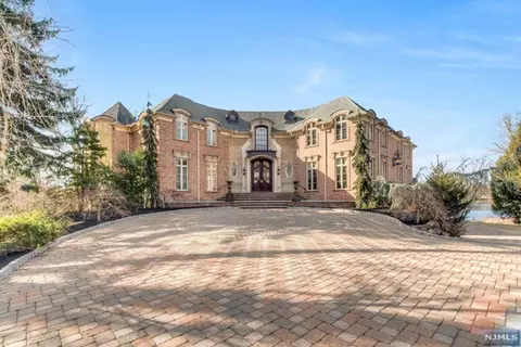 1002 Dogwood Trl, Franklin Lakes, NJ 07417