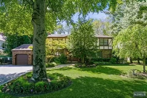 8 Marcotte Ln, Tenafly, NJ 07670