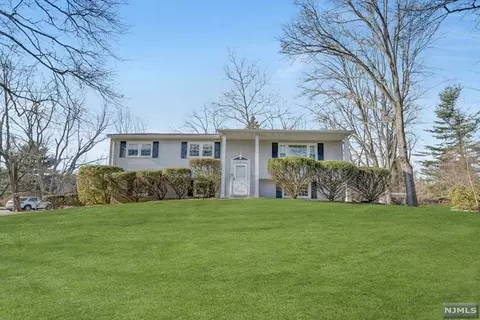 21 Bayberry Dr, Mahwah, NJ 07430