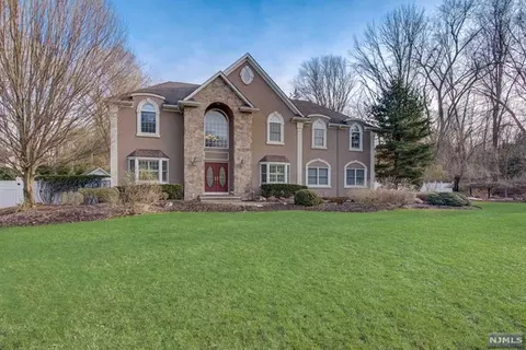 10 Valley Forge Rd, Oakland, NJ 07436