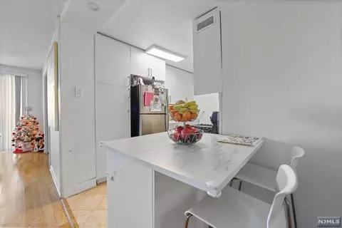 555 North Ave #7T, Fort Lee, NJ 07024