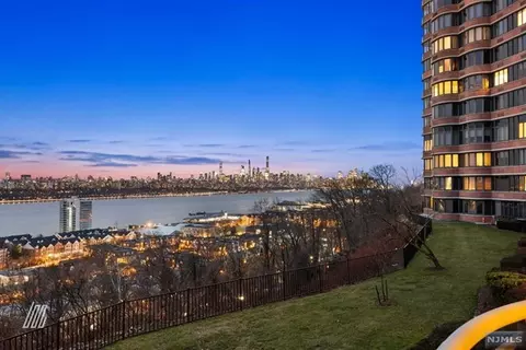 100 Carlyle Dr #VG4, Cliffside Park, NJ 07010