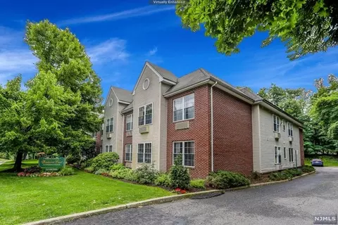 25 Crest St #113, Westwood, NJ 07675