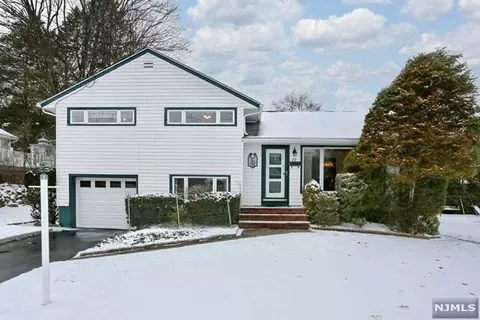 22 Alexandra Ct, Mahwah, NJ 07430