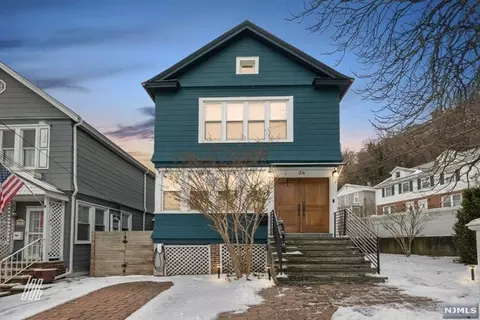 38 Sterling Pl, Edgewater, NJ 07020