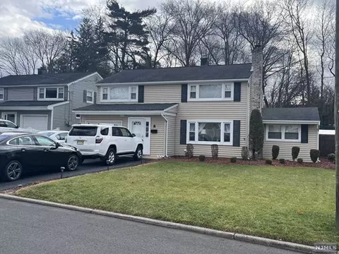 8 Stuart St, Waldwick, NJ 07463