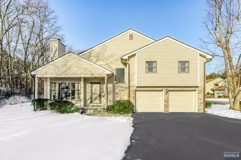 27 Bentley Dr, Franklin Lakes, NJ 07417