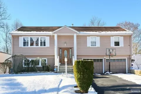 186 Hargreaves Ave, Teaneck, NJ 07666
