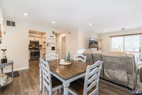 98 Stonyridge Dr, Lincoln Park, NJ 07035