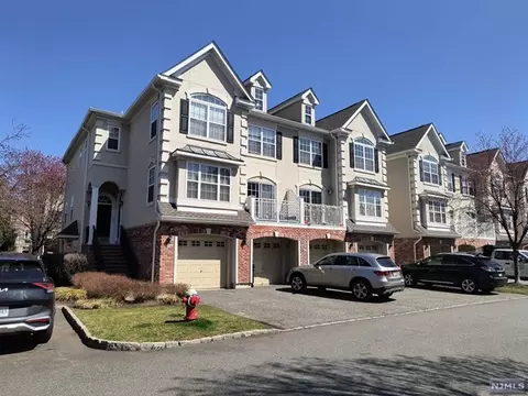 142 Blue Heron Dr, Secaucus, NJ 07094