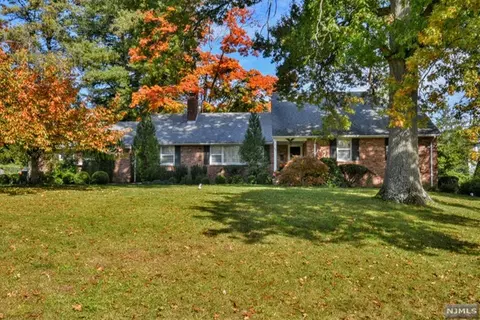 28 Ravine Ave, Wyckoff, NJ 07481